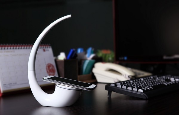 wireless-charging-lamp-600x385
