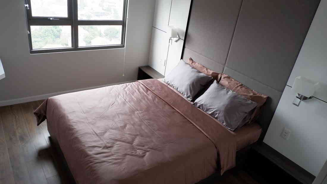 phòng ngủ trong căn hộ 90m2 được thiết kế đơn giản